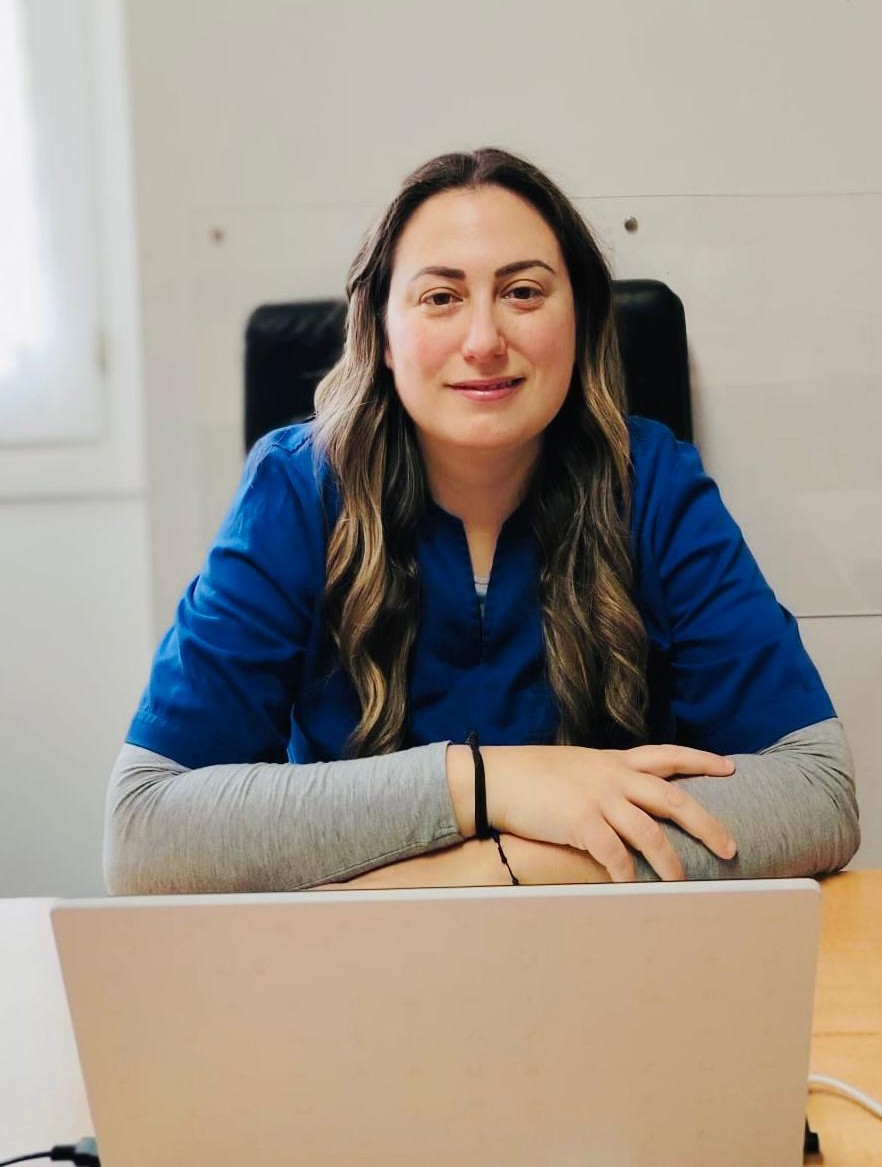 Dott.ssa Maria Cristina Matta nel suo studio di osteopatia a Cagliari, Via Guido Cavalcanti